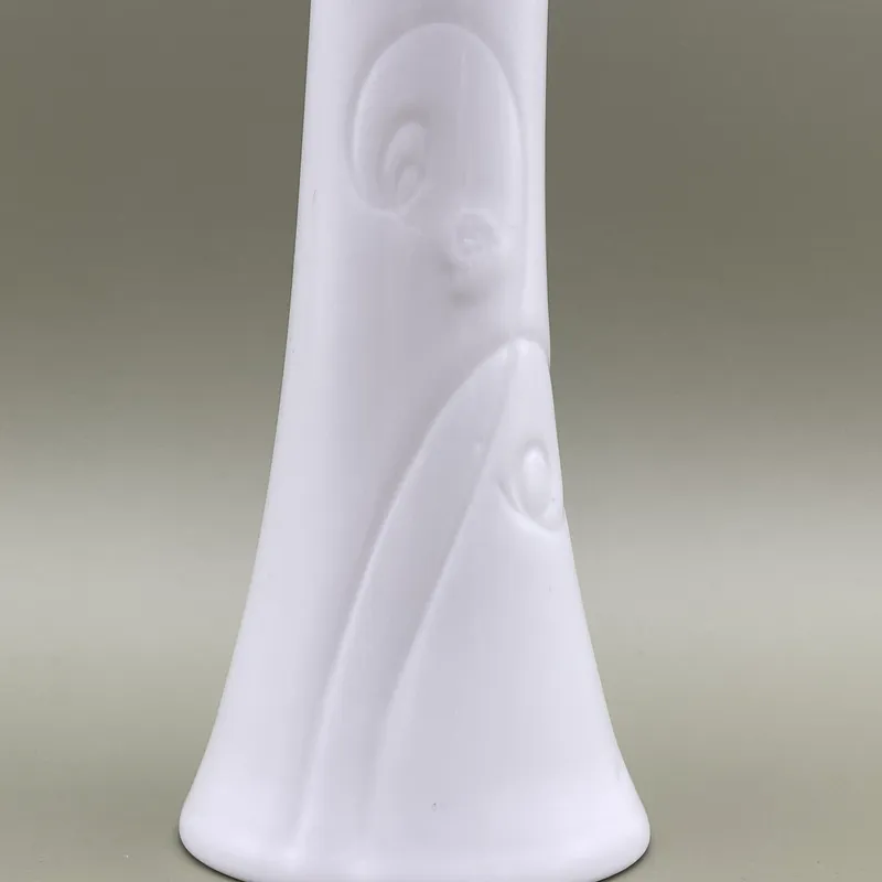Salière et poivrière Wedgwood Nature 2 gros plan sur le subtil relief naturel de la porcelaine blanche du service à poivre et à sel Wedgwood Nature