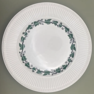 Bovenaanzicht van een rond Wedgwood Stratford dinerbord met groen klimop decor op roomkleurig aardewerk.