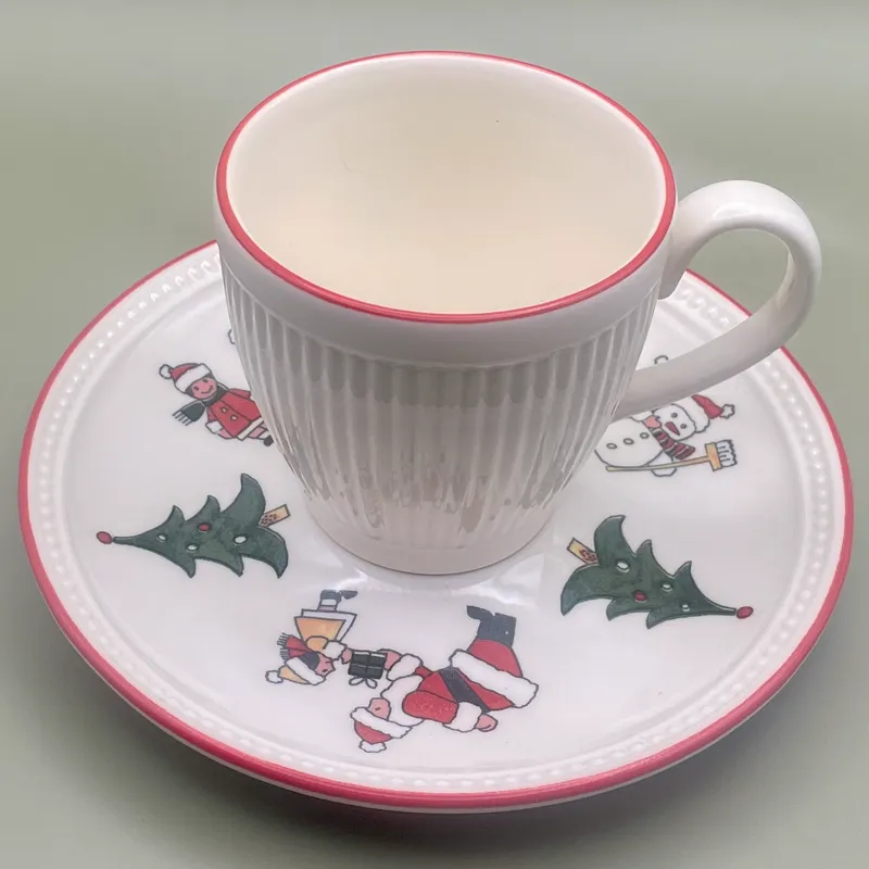 Tasse et soucoupe de Noël Wedgwood Windsor 2 Wedgwood Windsor tasse et soucoupe de Noël avec arbres de Noël, enfants, bonhomme de neige et enfants de Noël