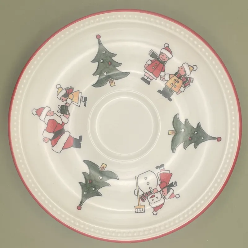 Tasse et soucoupe de Noël Wedgwood Windsor 3 Tasse et soucoupe Wedgwood Windsor Christmas avec arbres de Noël, enfants, bonhomme de neige et enfants
